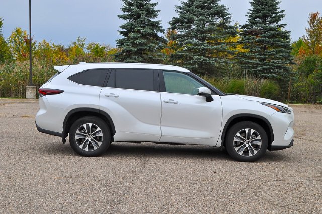 Used 2025 Beige Toyota XLE image 2