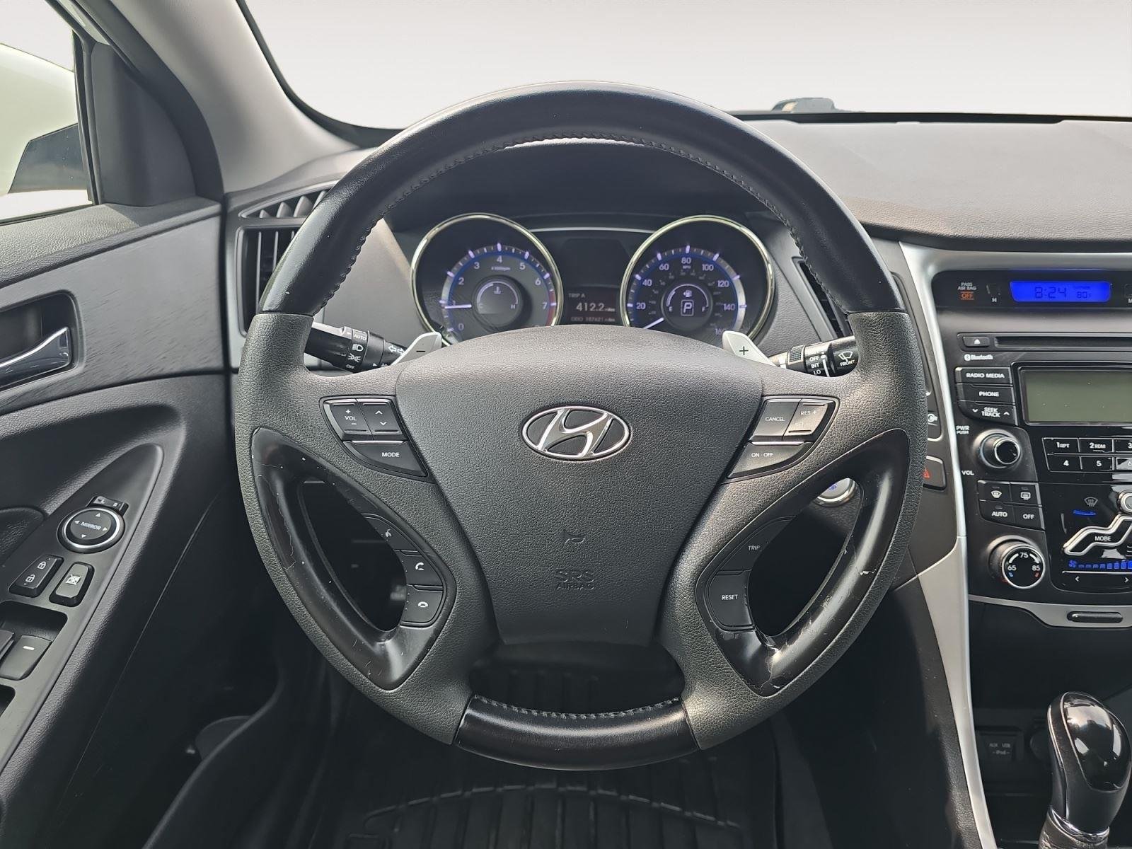 Used 2013 Shimmering White Hyundai SE image 11