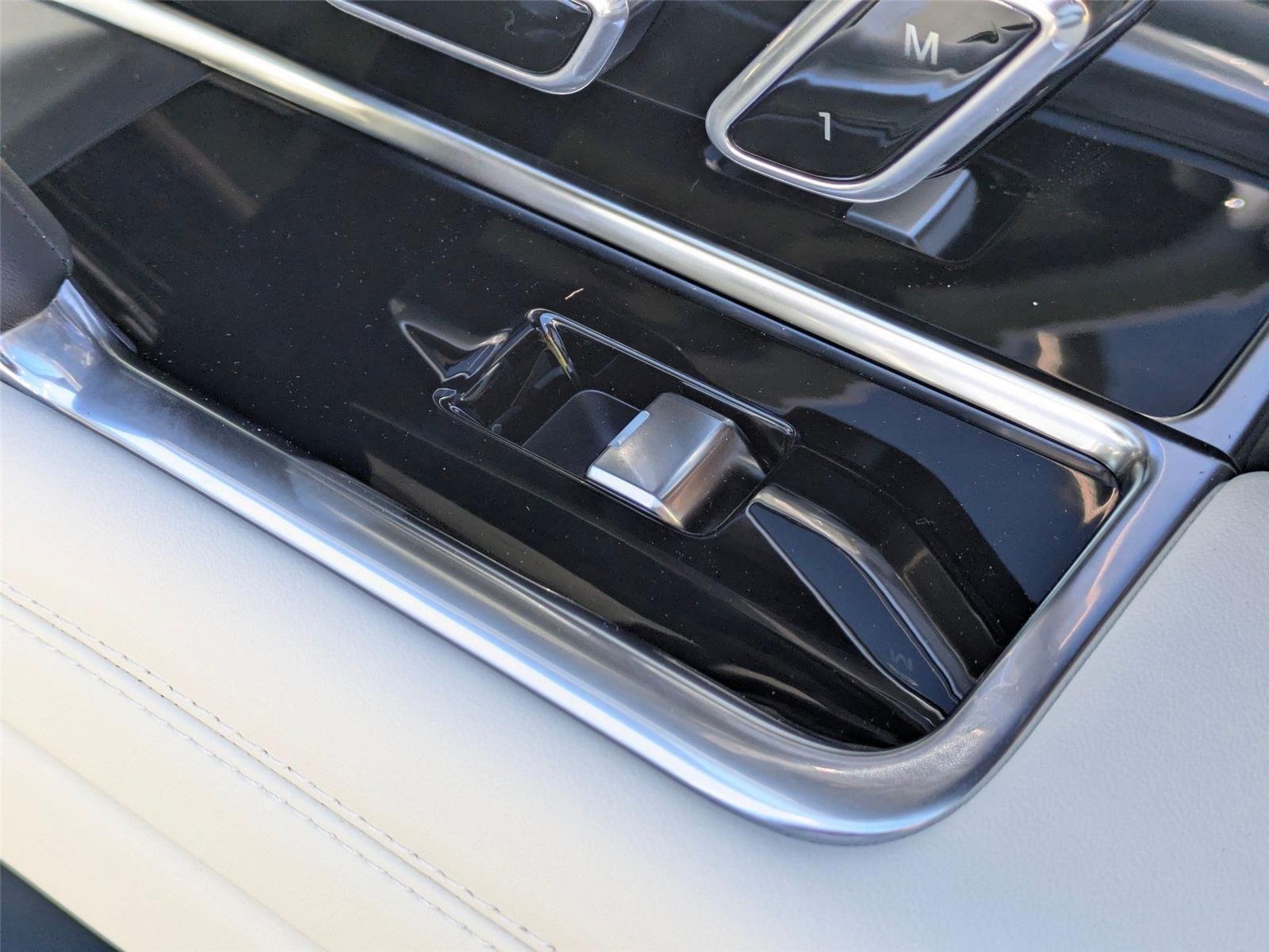 New 2026 Ostuni Pearl White Land Rover SE image 33