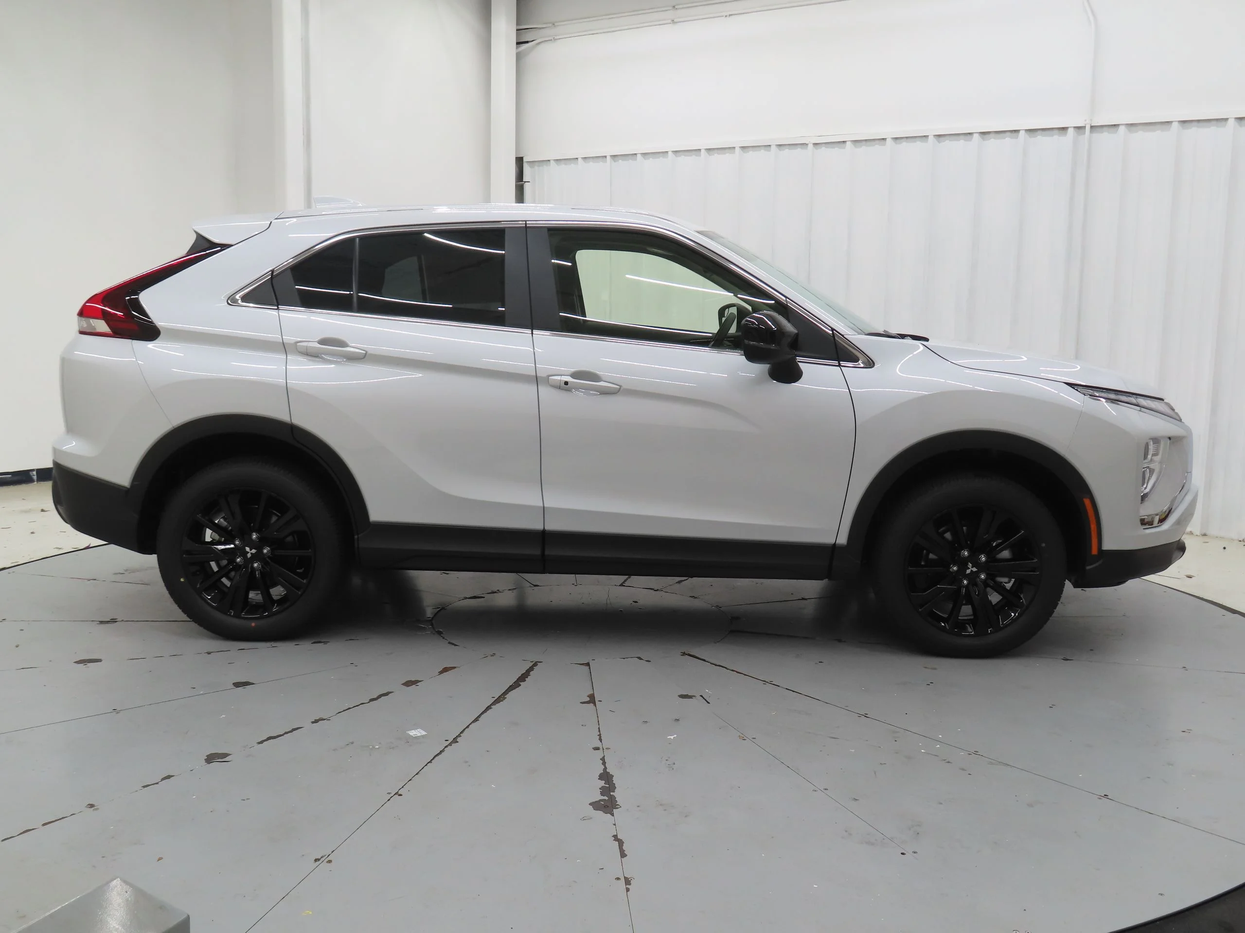New 2026 White Mitsubishi LE image 2