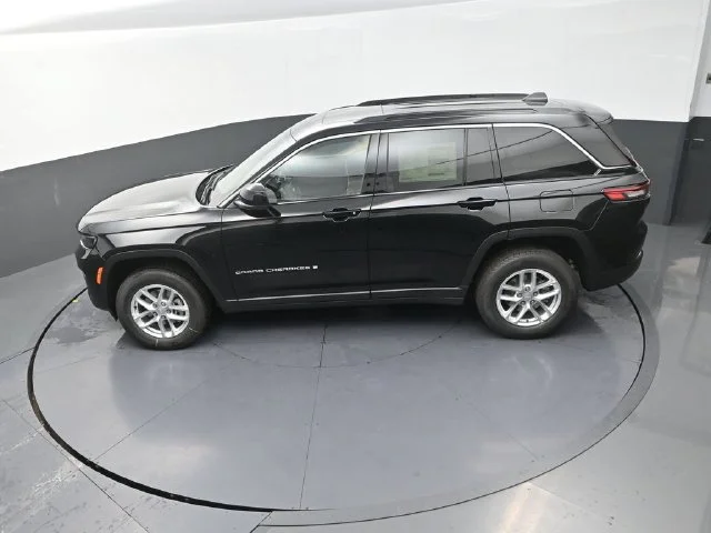 New 2026 Diamond Black Crystal Pearl-Coat Exterior Paint Jeep Laredo X image 13