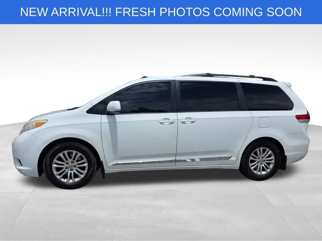 Used 2011  Toyota XLE AAS image 3