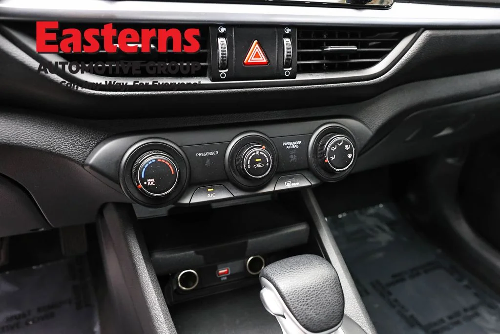 Used 2022 White Kia LXS image 19