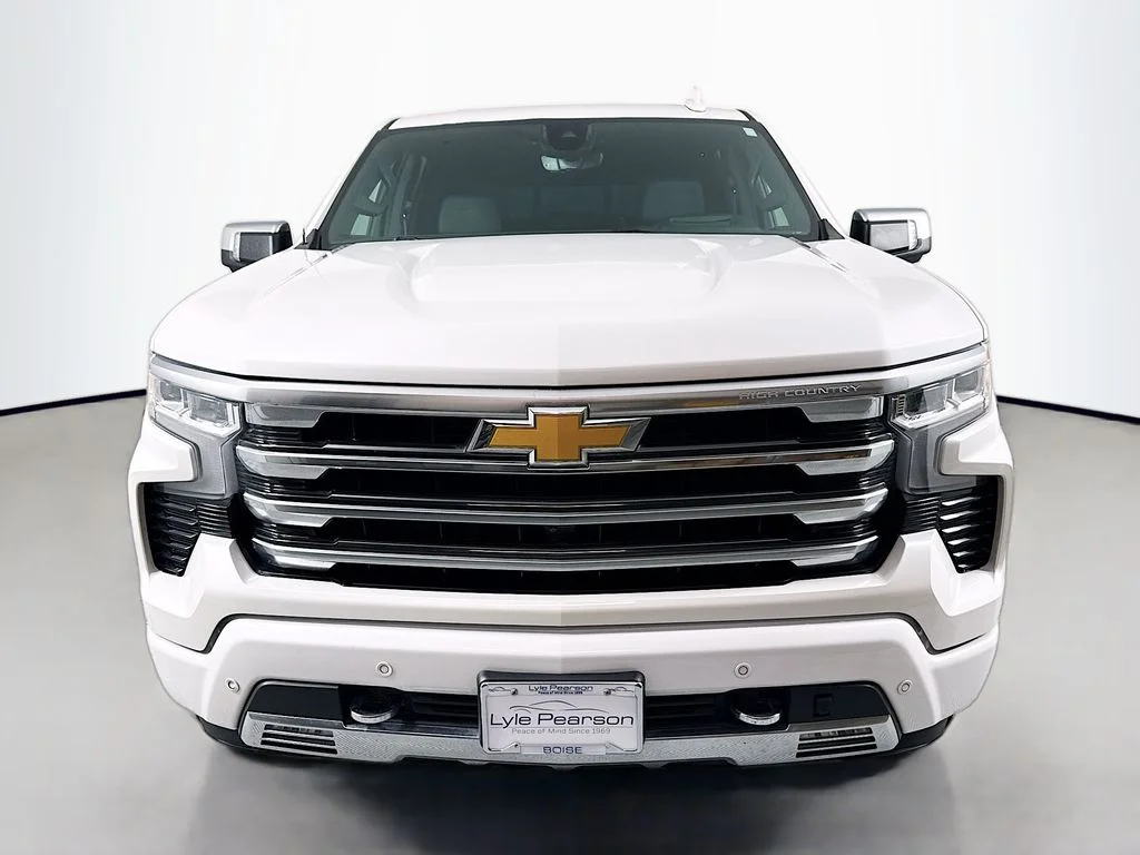 Used 2023 Pearl Chevrolet High Country image 6