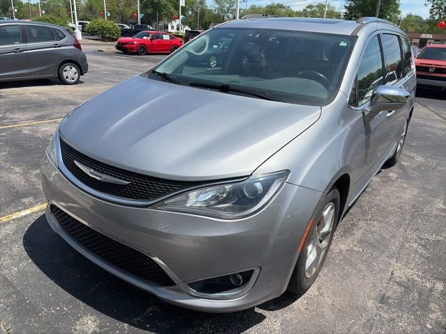 2019 Chrysler Pacifica Limited's photo