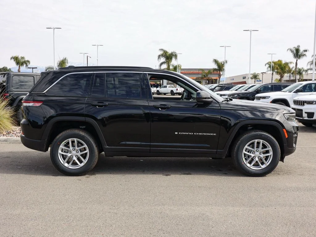 New 2026 Diamond Black Crystal Pearl-Coat Exterior Paint Jeep Laredo X image 2
