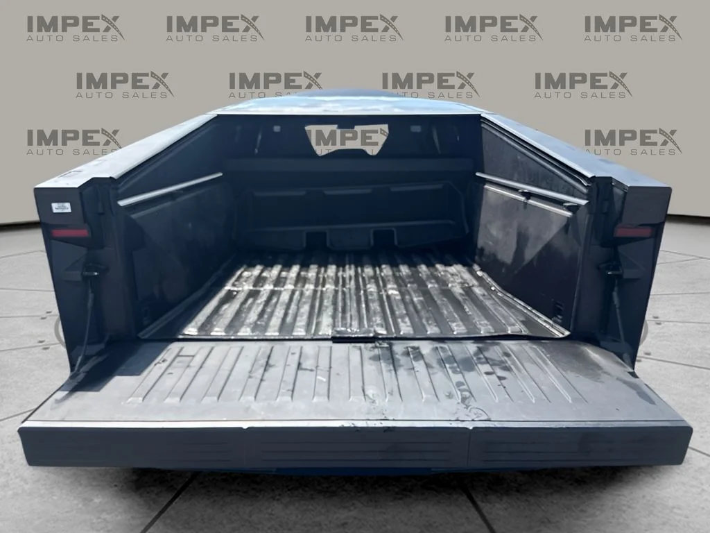 Used 2024  Tesla Base image 24