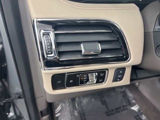 Used 2023 Silver Lincoln Reserve image 16