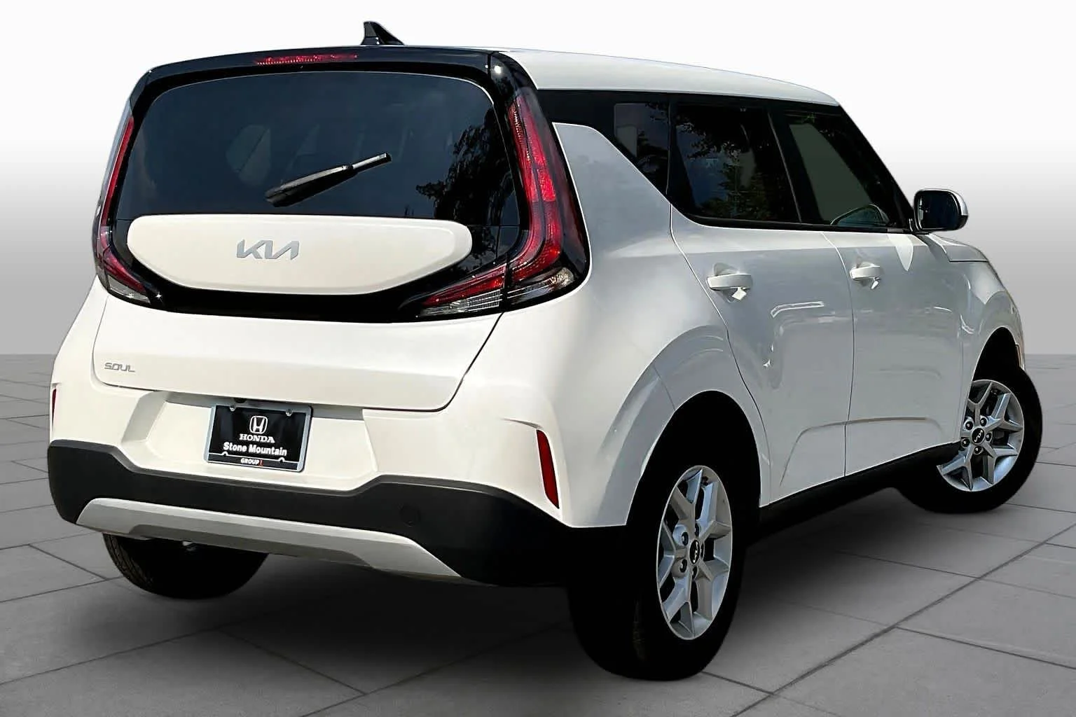 Used 2025 Snow White Pearl Kia LX image 13