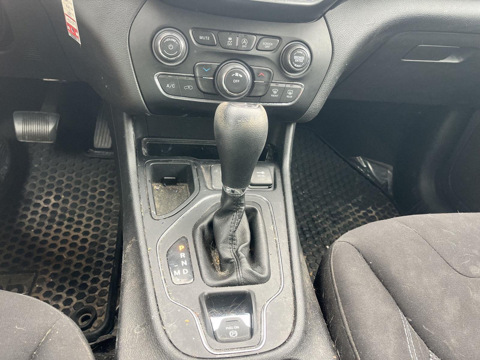 Used 2019 Velvet Red Pearlcoat Jeep Latitude image 20