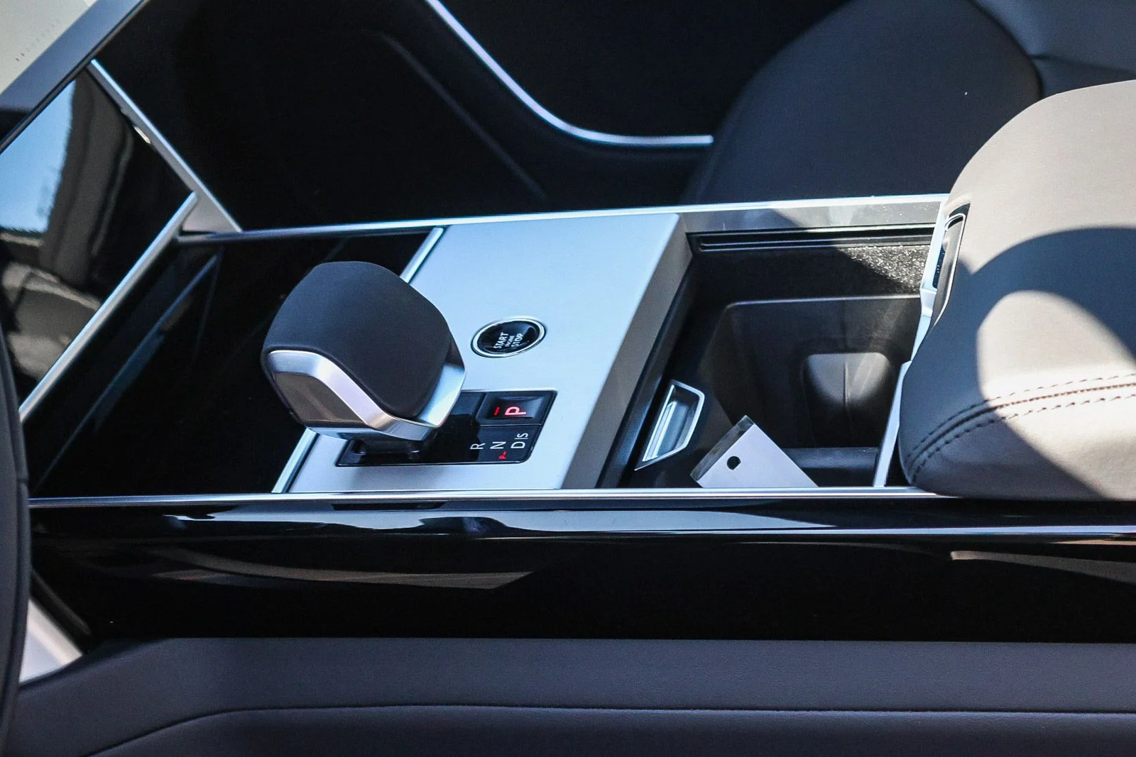 New 2026 Fuji White Land Rover SE image 30