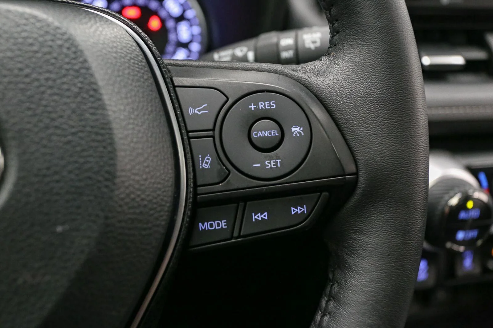 Used 2020 Magnetic Gray Metallic Toyota XLE Premium image 37