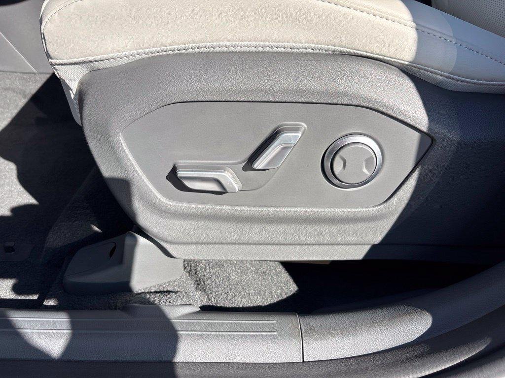 New 2027 White Hyundai SEL image 13