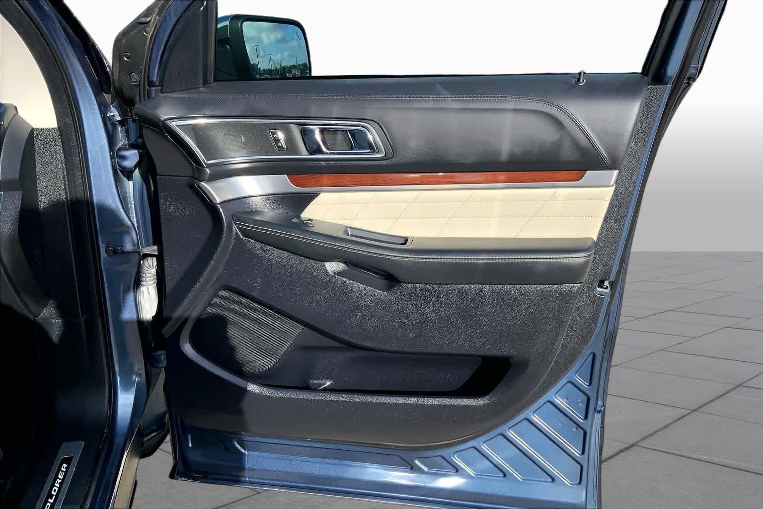 Used 2019 Blue Ford Platinum image 23