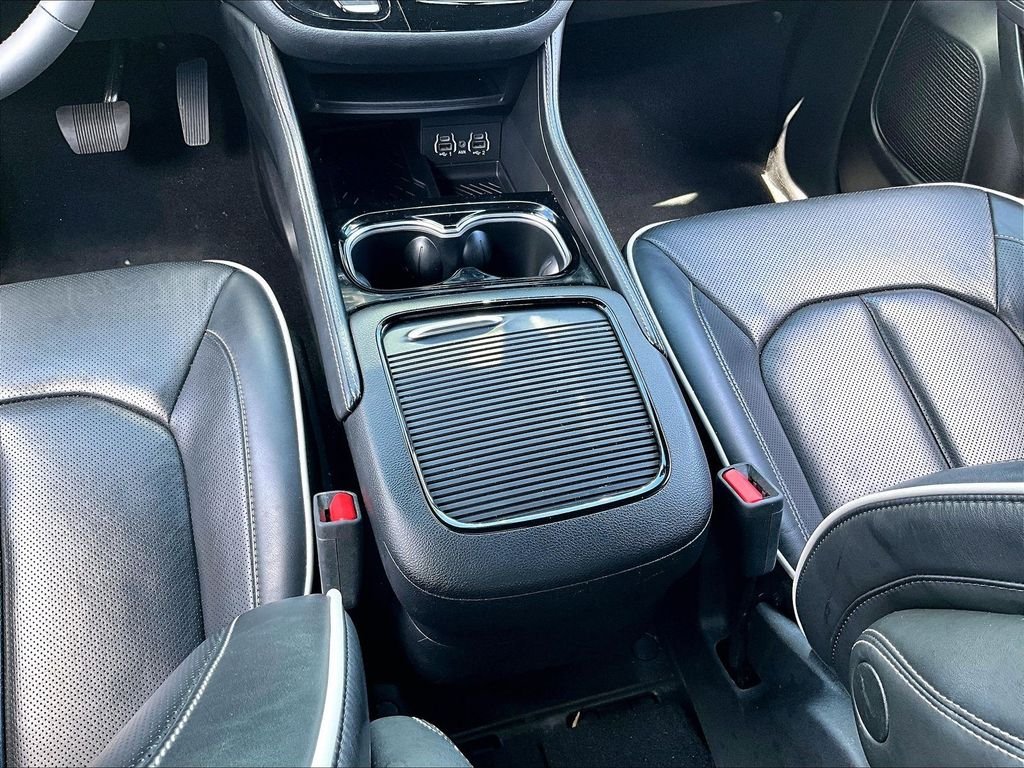 Used 2025 White Chrysler Limited image 29