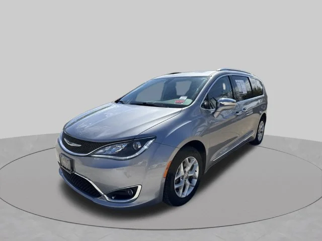 Used 2020 Silver Chrysler Limited image 3