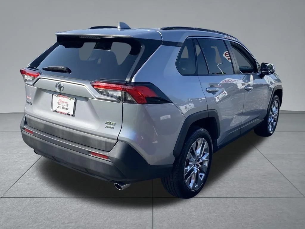 Used 2020 Silver Toyota XLE Premium image 16