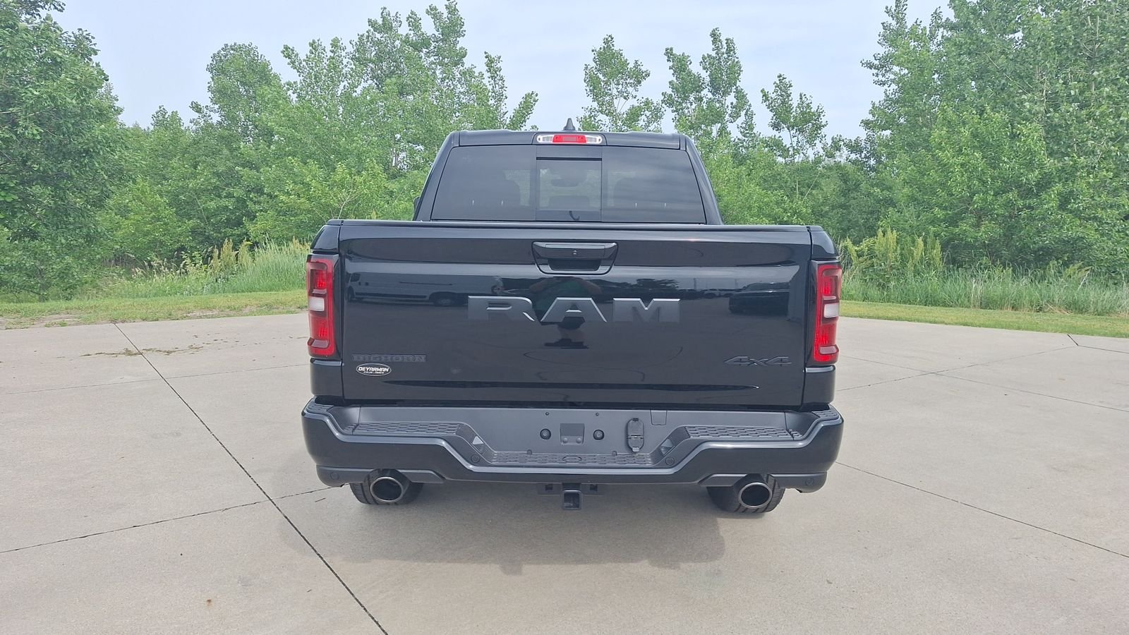 New 2026 Diamond Black Crystal Pearl-Coat Exterior Paint RAM Big Horn/Lone Star image 4