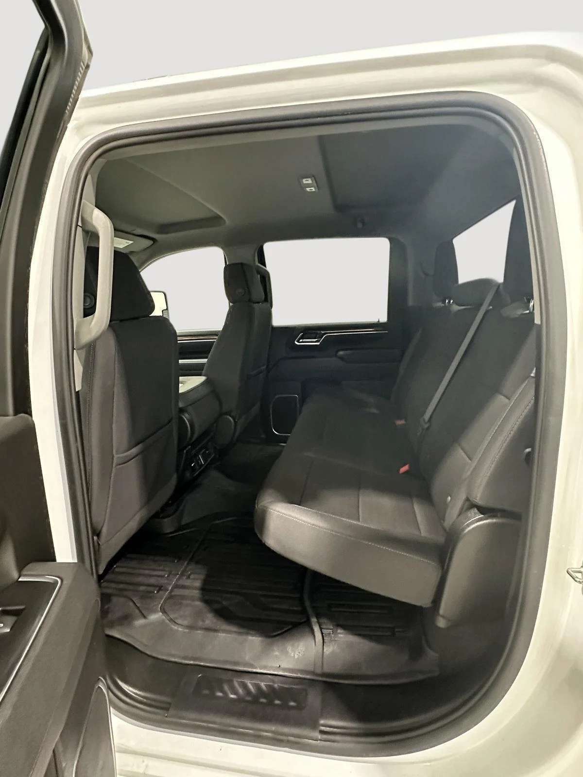 Used 2025 Summit White GMC SLE image 22