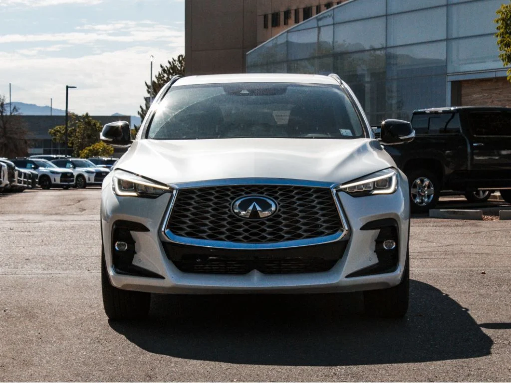 Used 2025 Radiant White INFINITI SENSORY image 2