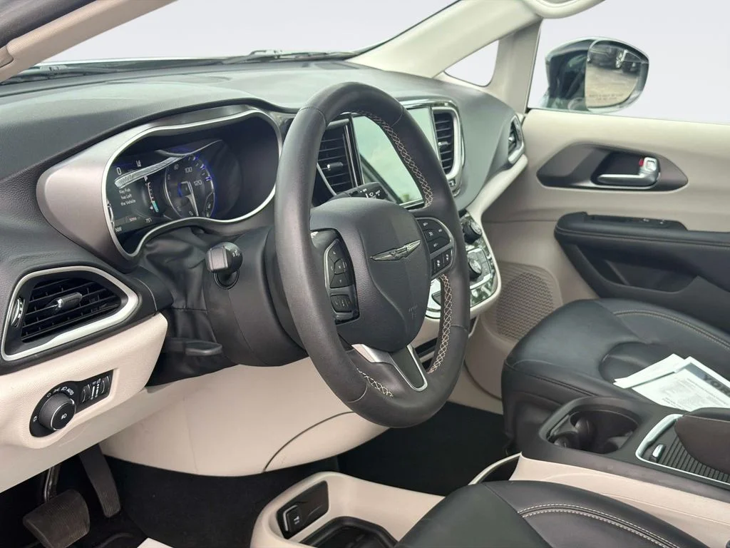 Used 2024 Silver Chrysler Touring L image 14