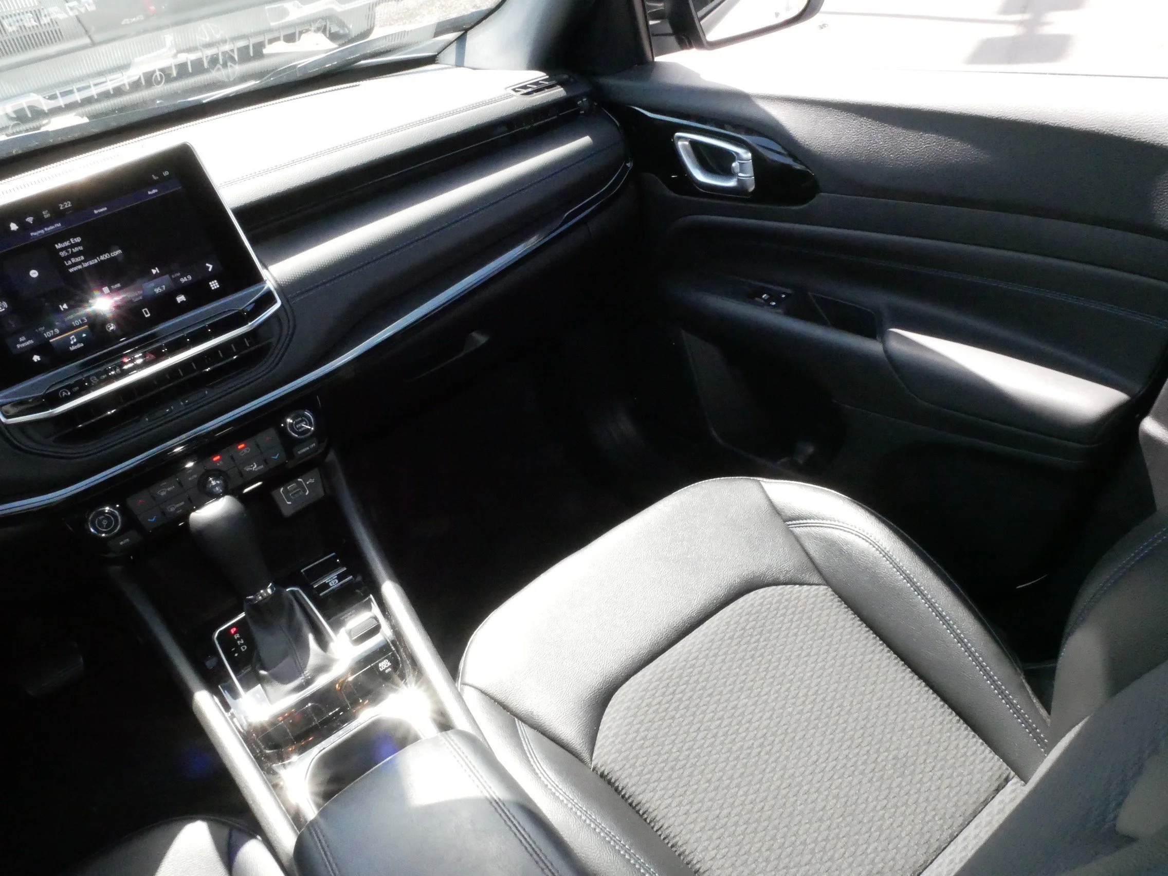 Used 2026 Bright White Clearcoat Jeep Latitude Altitude image 11