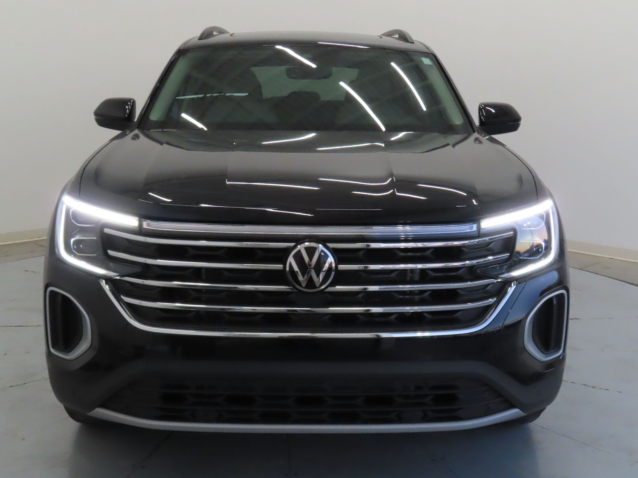 New 2026 Black Volkswagen 2.0T SE w/Technology image 9