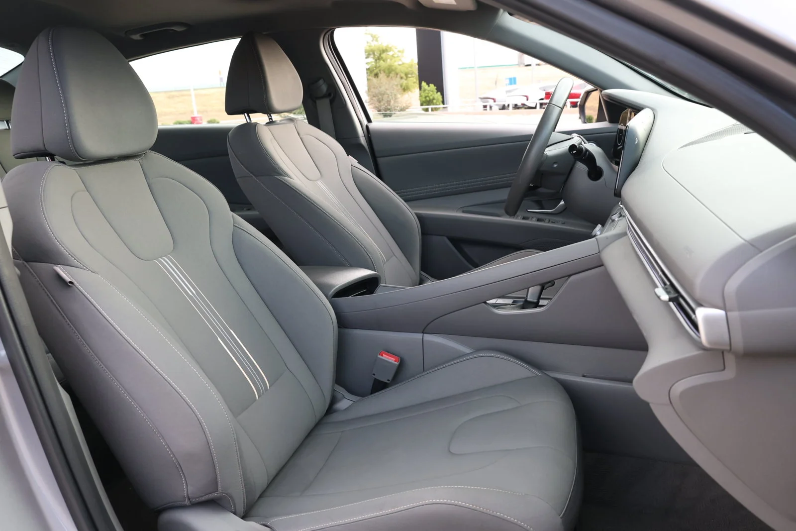 Used 2025 Silver Hyundai SEL Convenience image 32