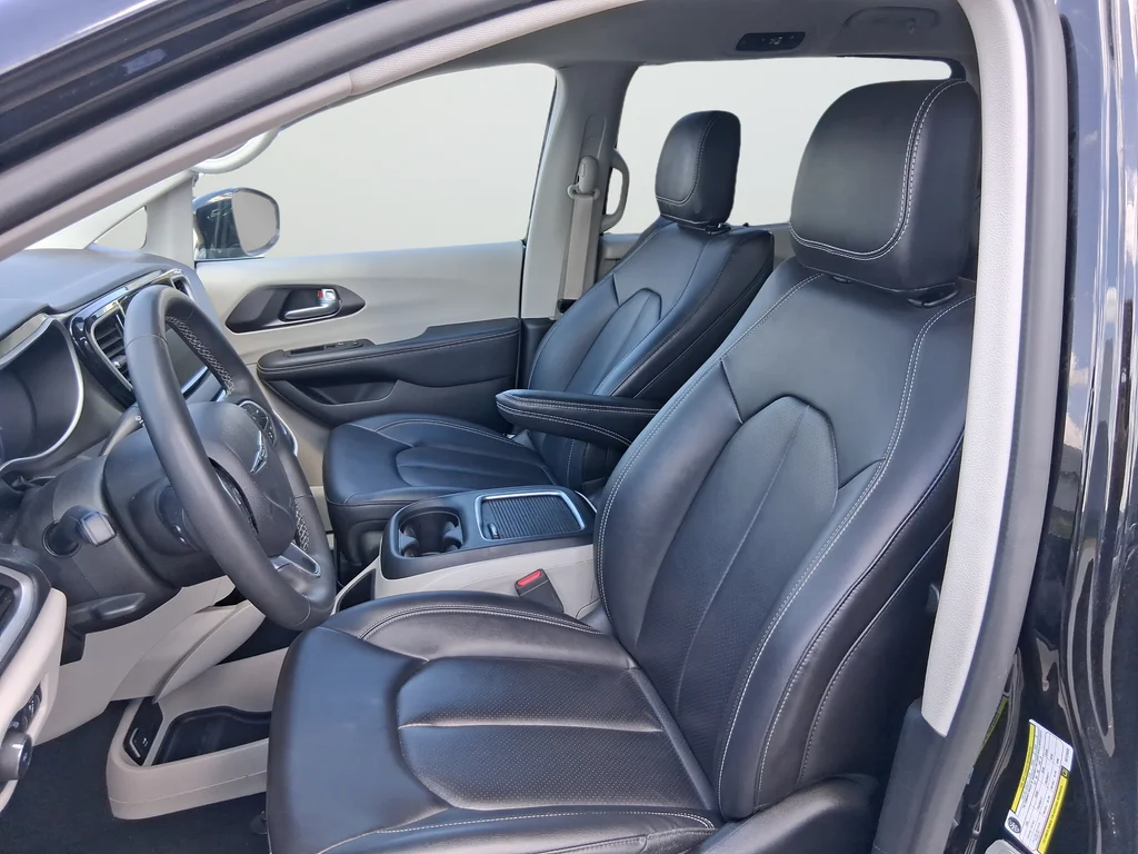 Used 2024 Black Chrysler Touring L image 10