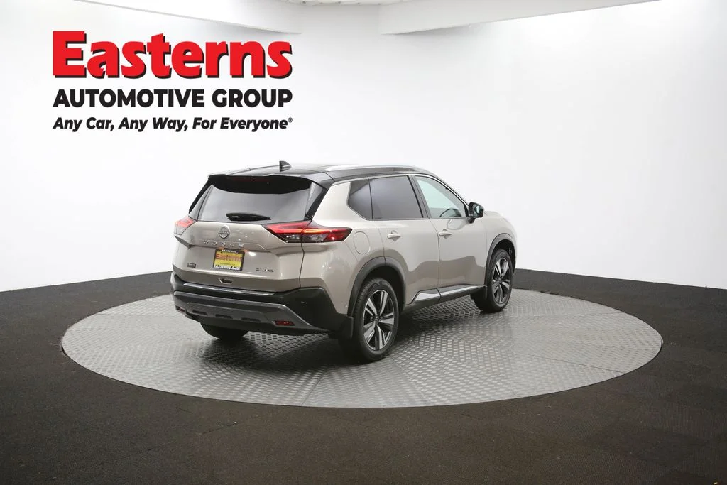Used 2023 Silver Nissan SL image 41