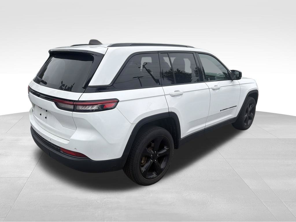 Used 2024 White Jeep Altitude image 7