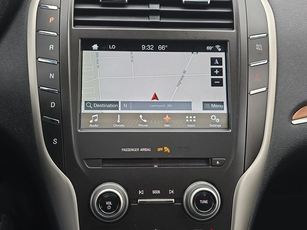 Used 2017 Red Lincoln Reserve image 22