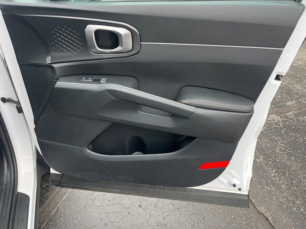 Used 2022 White Kia S image 34