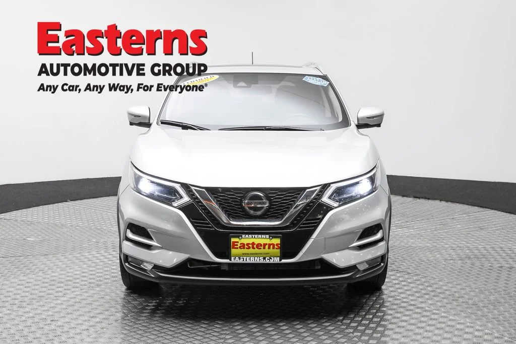 Used 2022 Silver Nissan SL image 2