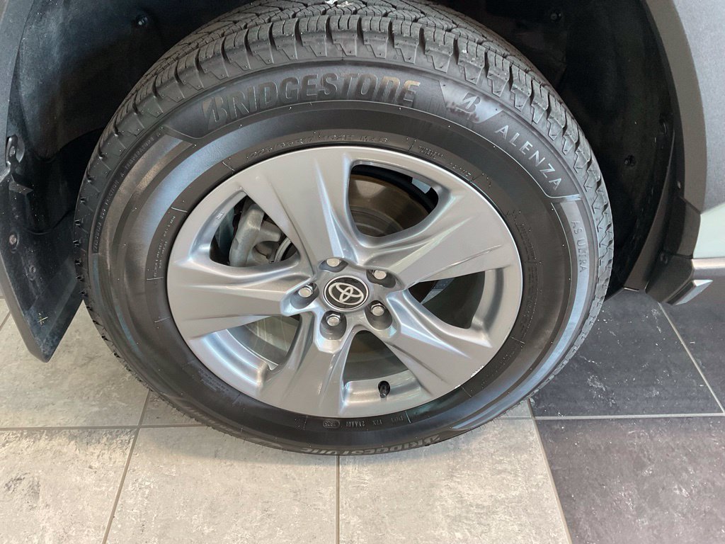 Certified Used 2022  Toyota XLE image 7