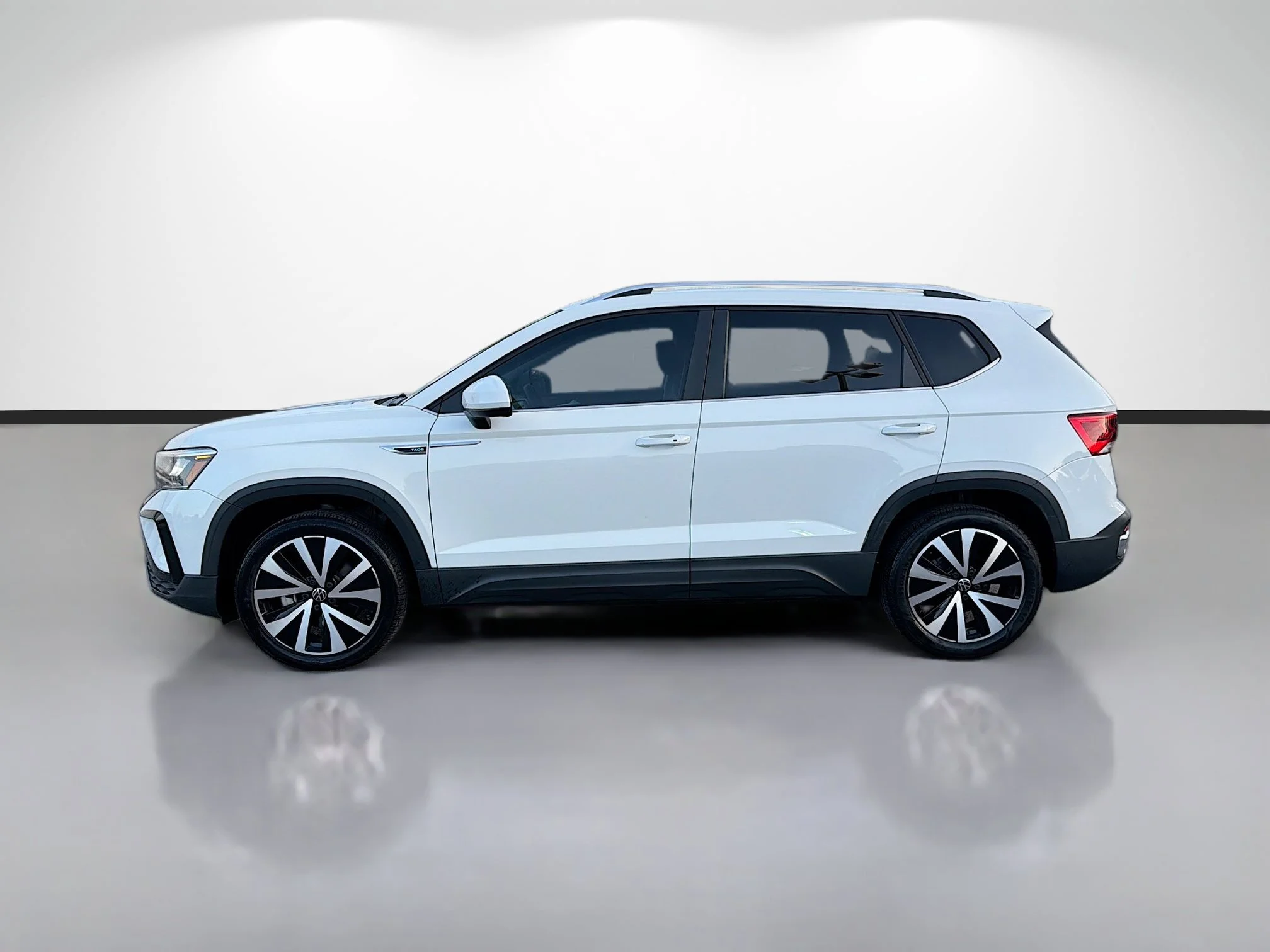Used 2023 Pure White Volkswagen SE image 6