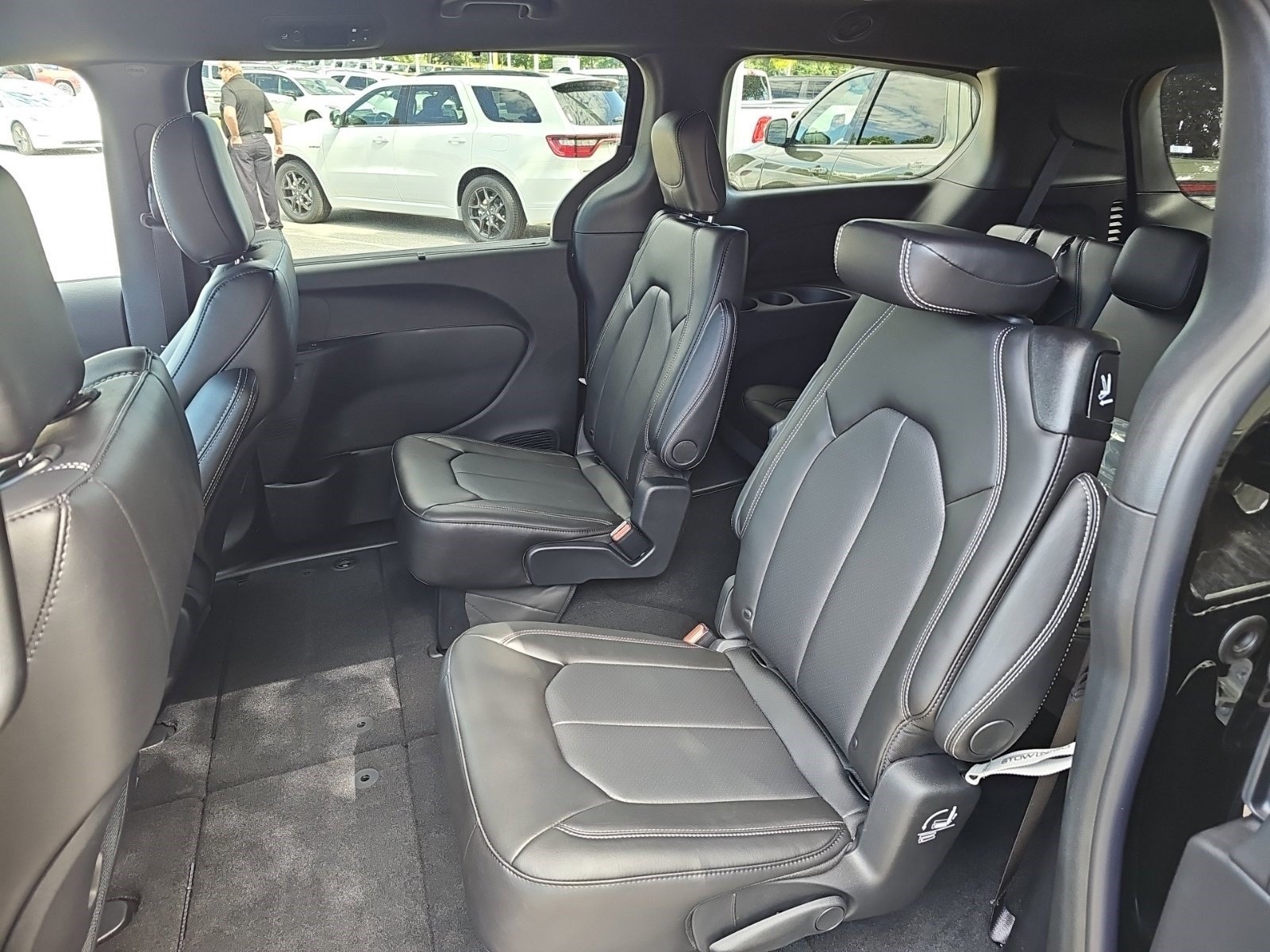 New 2027 Diamond Black Crystal Pearlcoat Chrysler Select image 15
