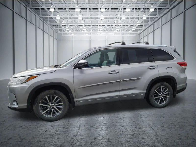 Used 2018 Silver Toyota XLE image 8