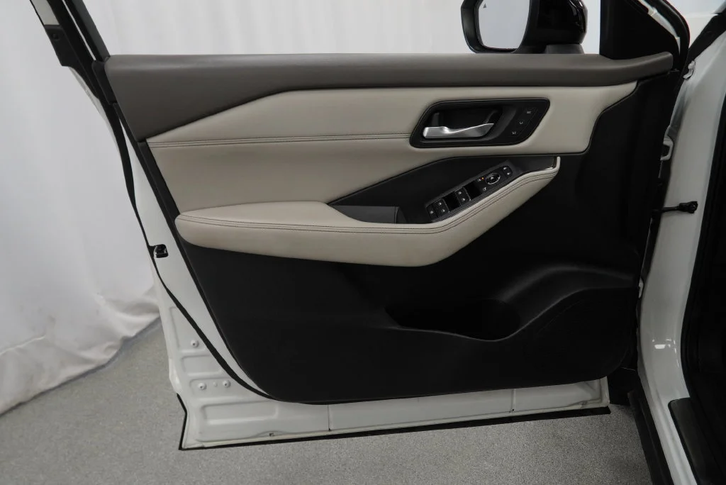Used 2023 Pearl White Trico Nissan SL image 34
