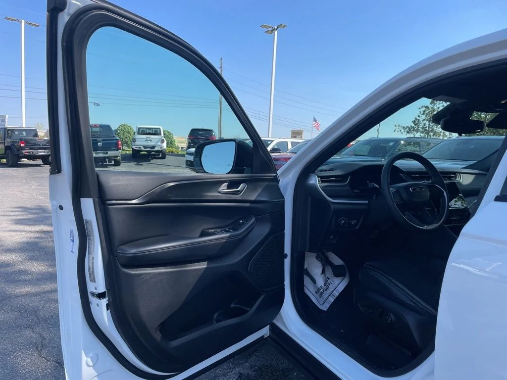 Used 2024 White Jeep Altitude image 15