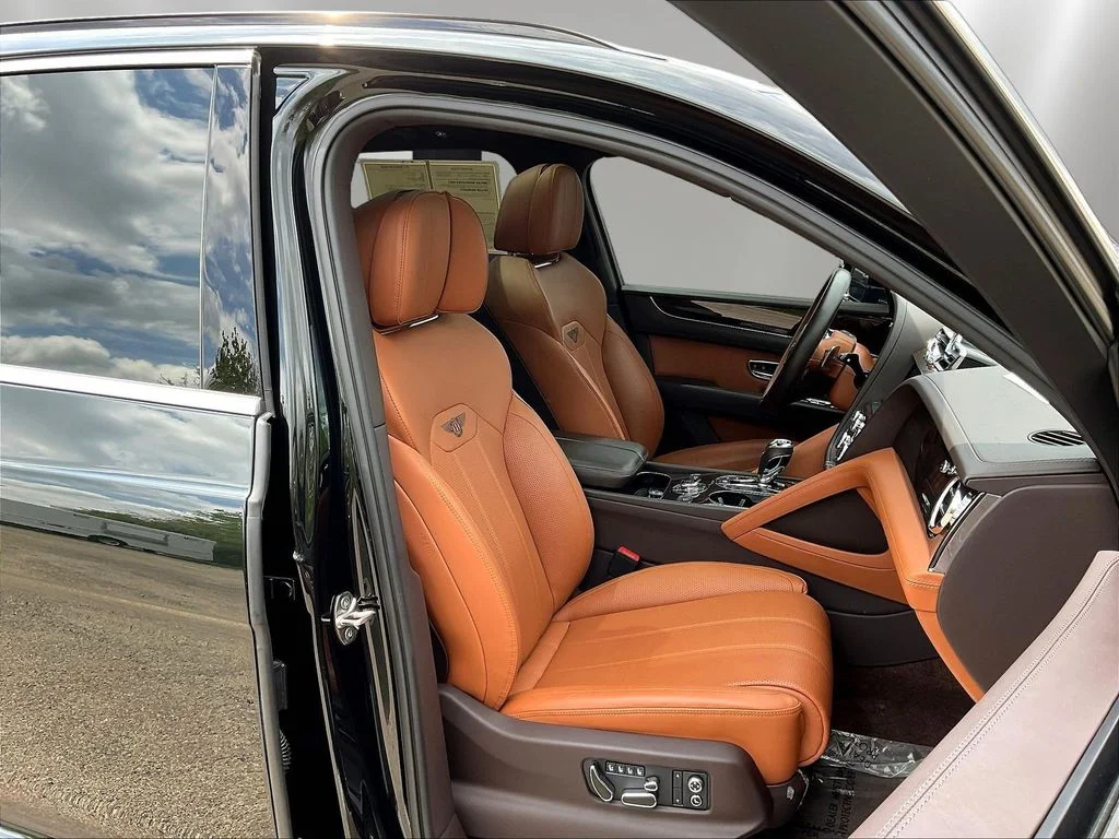 Used 2021 Midnight Emerald Bentley V8 image 29