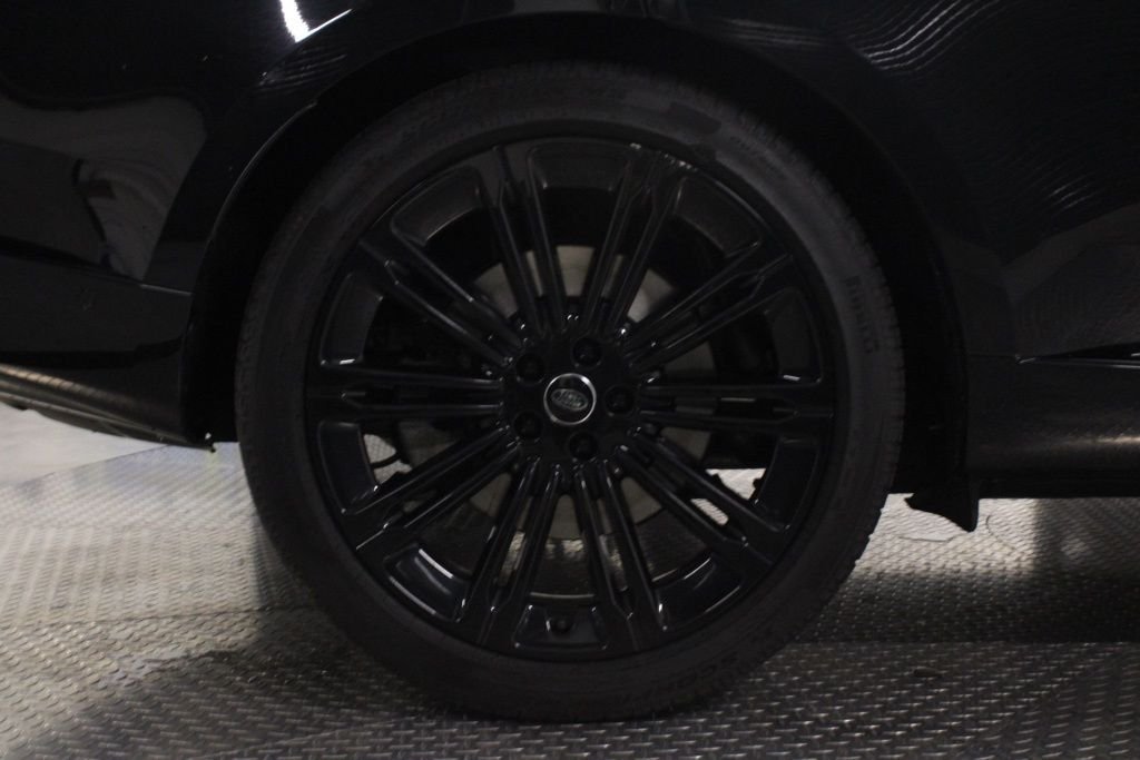 Used 2025  Land Rover SE image 15