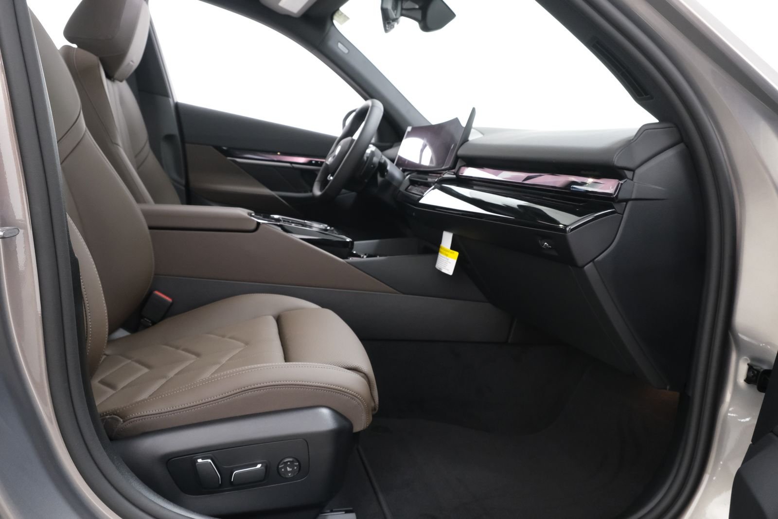 New 2027 Oxide Grey Metallic BMW 530i xDrive image 43