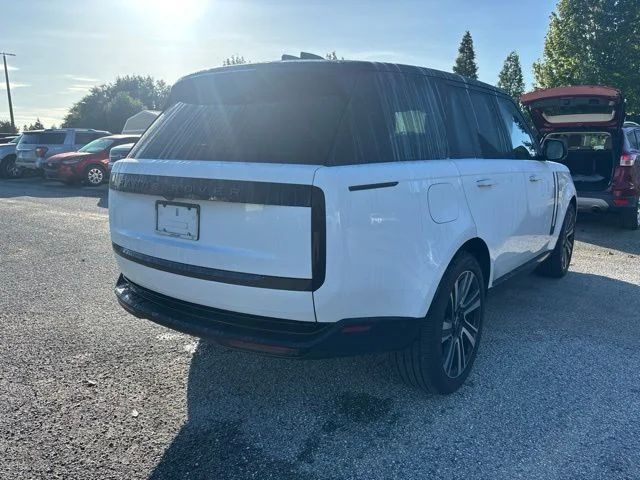 Used 2023  Land Rover SE image 5