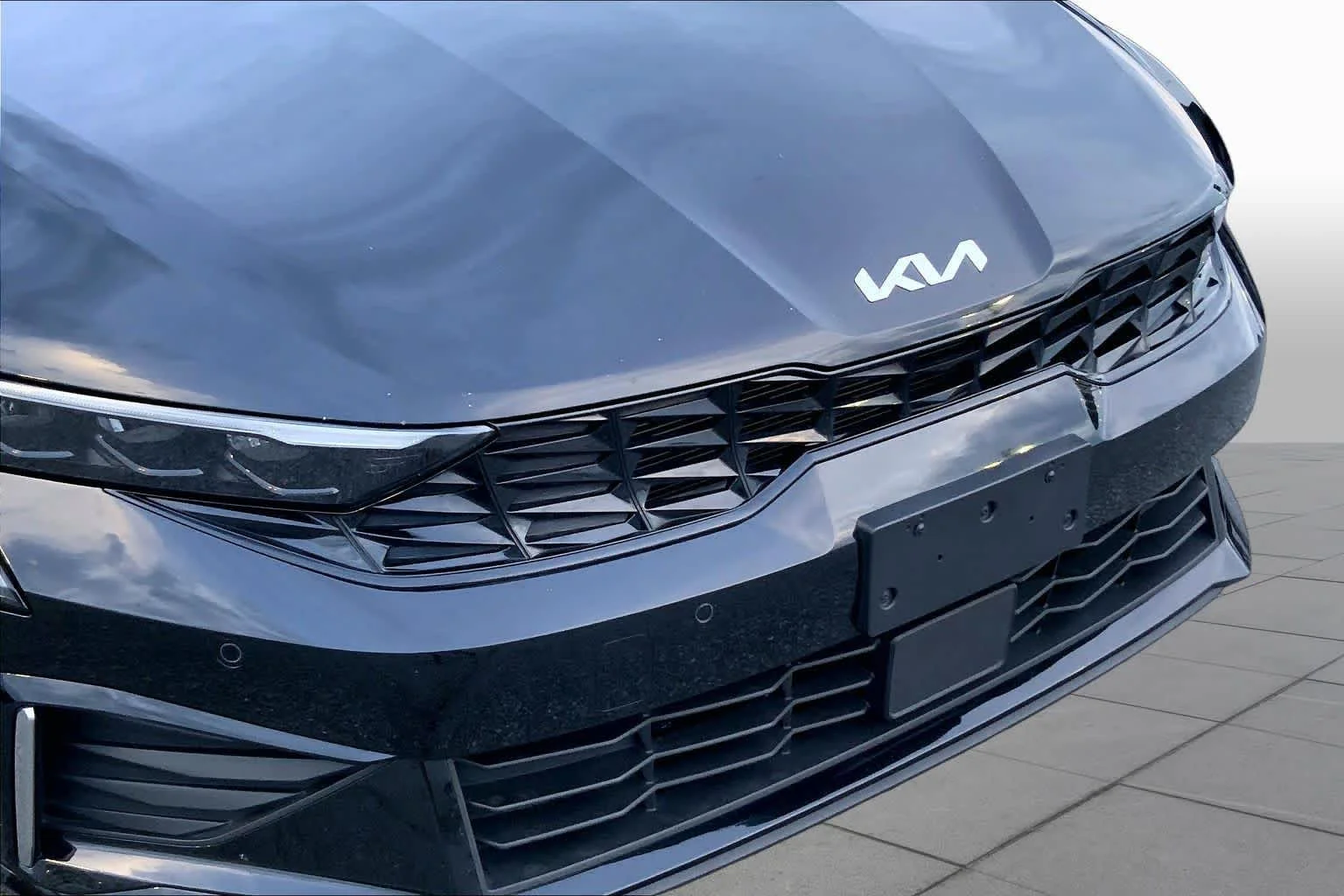 Used 2025 Aurora Black Pearl Kia LXS image 29