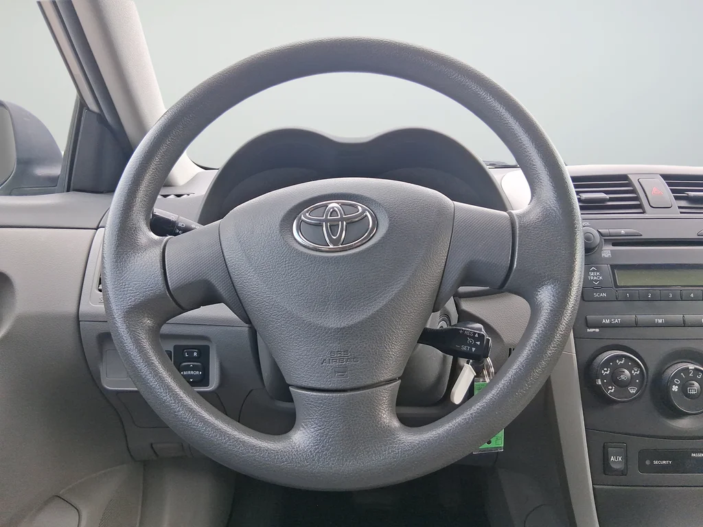Used 2009 Silver Toyota LE image 36