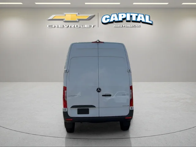 Used 2025  Mercedes-Benz NA image 6
