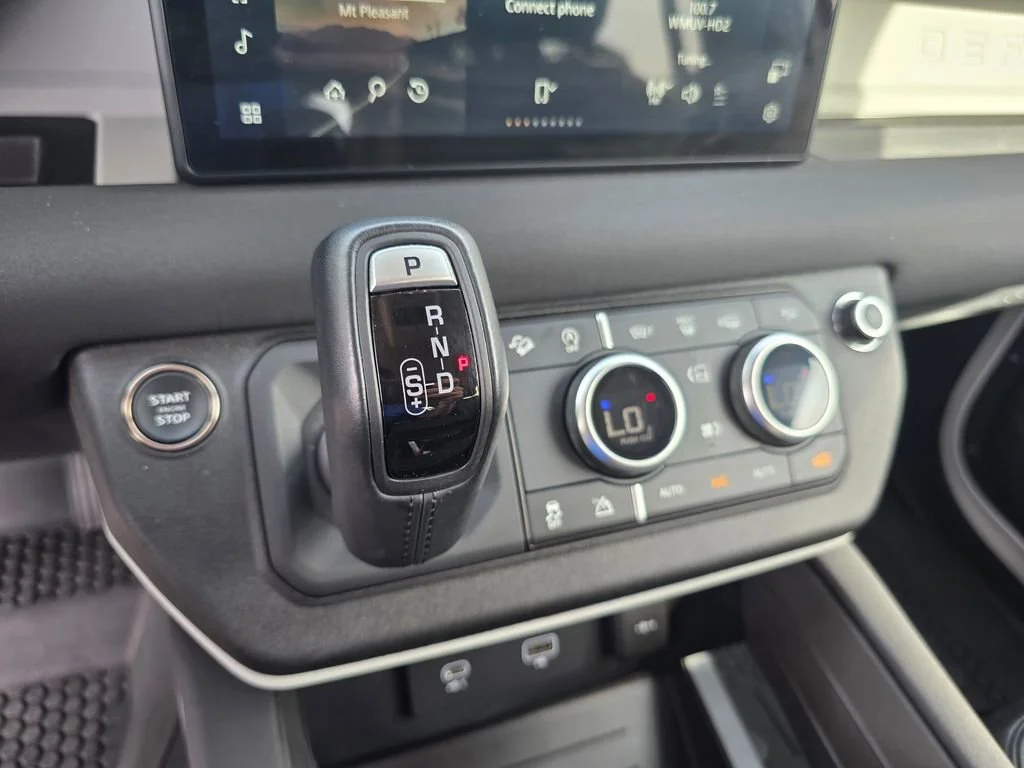 Used 2023  Land Rover S image 18