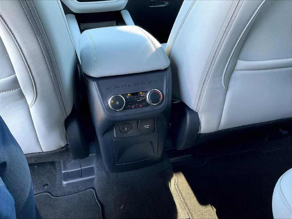 New 2027 Star White Metallic Tri-Coat Ford Platinum™ image 18