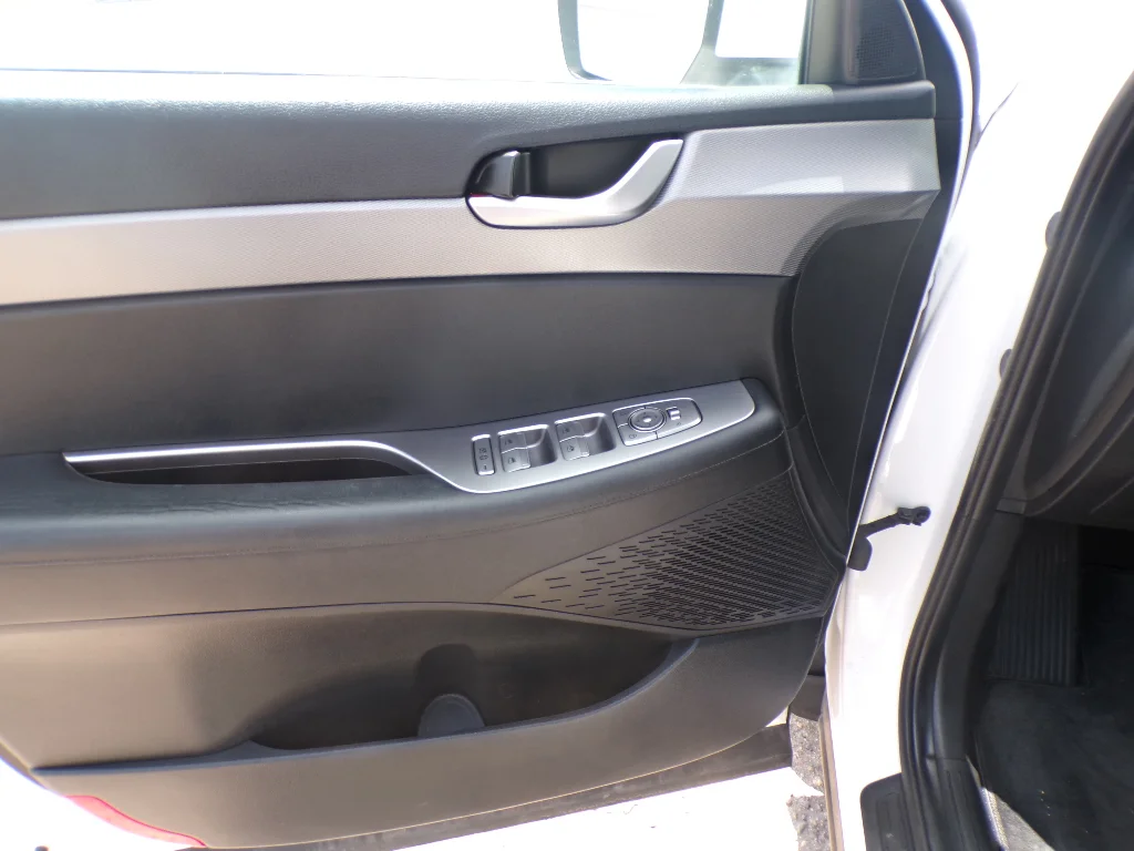 Used 2020 Hyper White Hyundai SEL image 10
